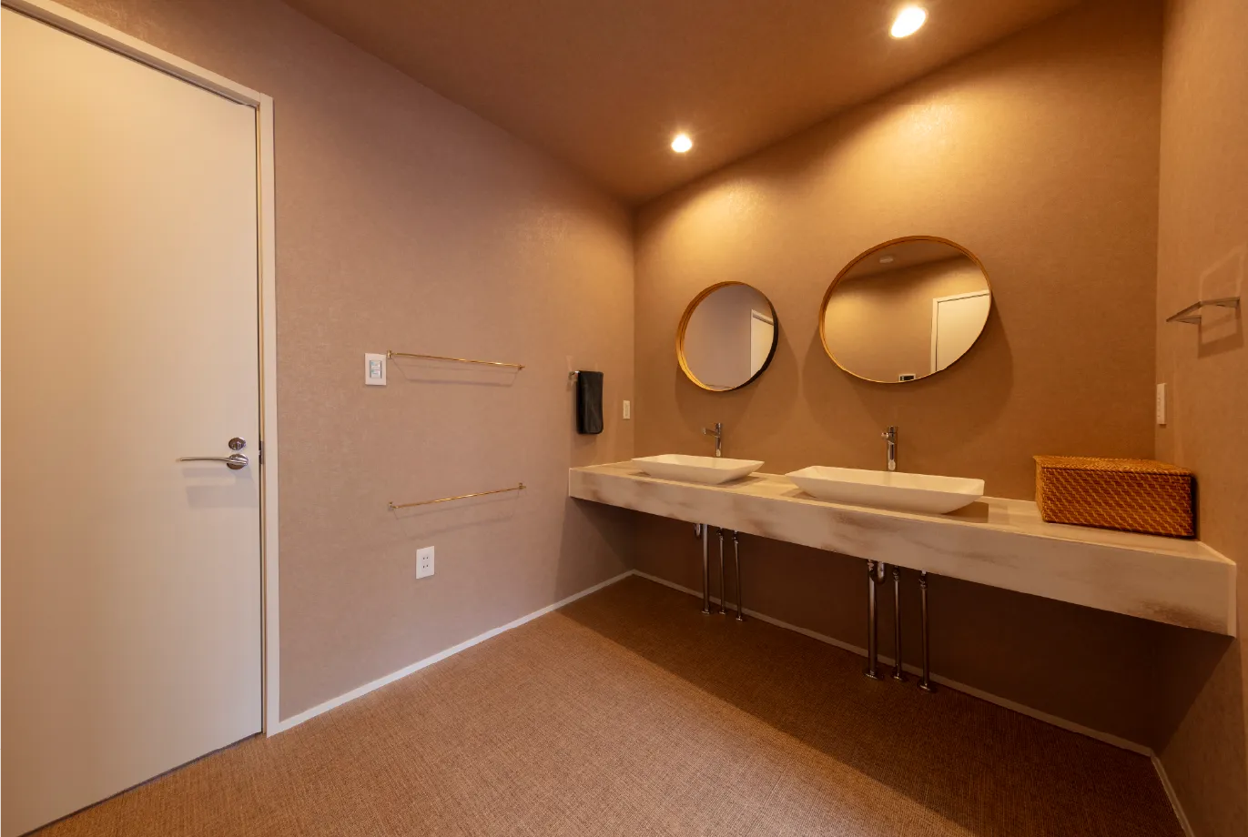 洗面所：茜（AKANE）