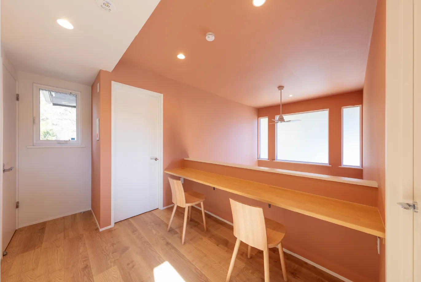 仕事用スペース：茜（AKANE）