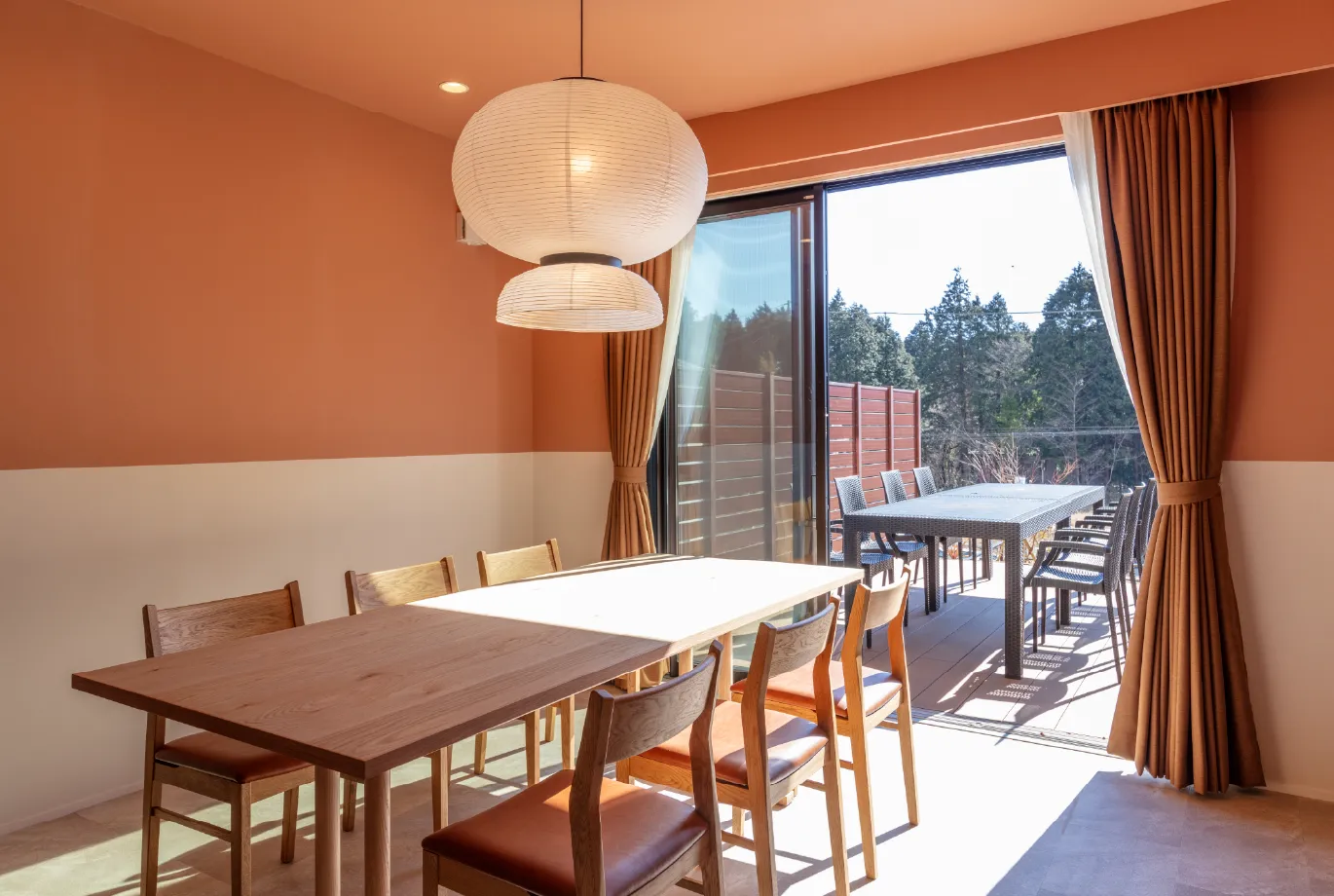 リビング：茜（AKANE）